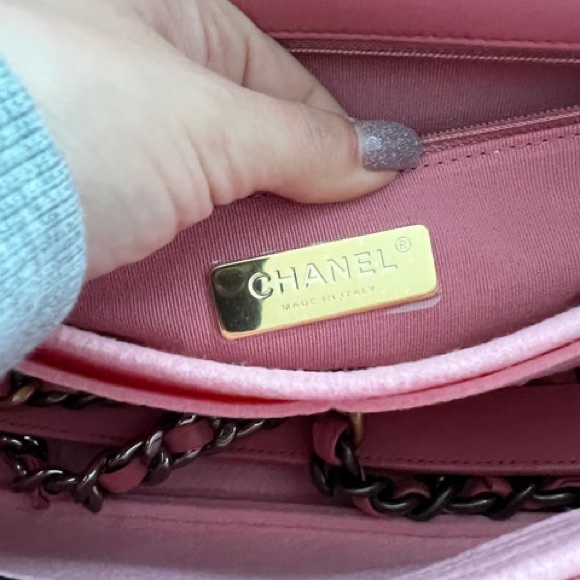 CHANEL 19 BAG (AUTHENTIC) - Picture 8 of 10